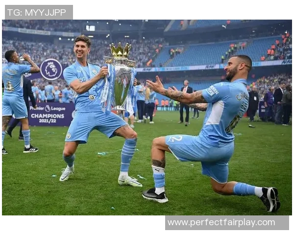 曼联逆转国米3-2晋级世界杯决赛意外瞬间引发全场狂欢 曼联逆转国米3-2晋级世界杯决赛意外瞬间引发全场狂欢